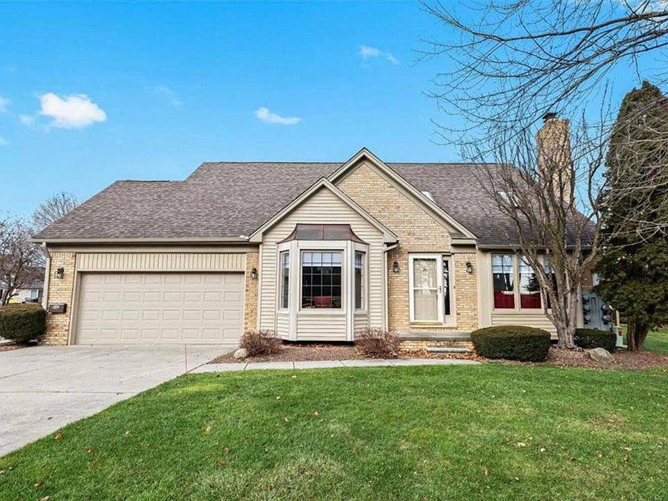 1st image of 54984 Cambridge Dr #4