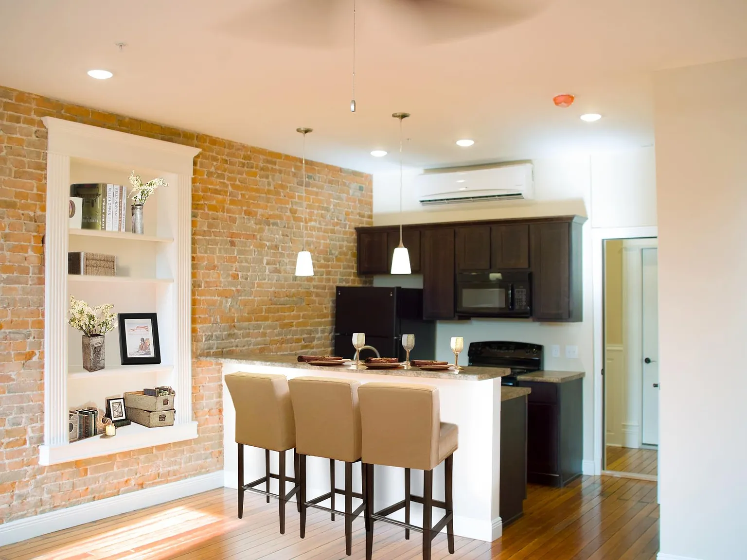 114 E University St. Unit 7 — Photo 1