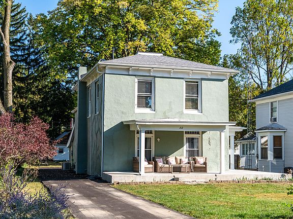 2nd image of 212 College St