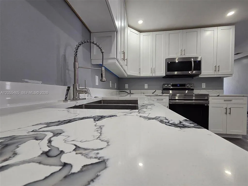 3 bed, 5160 sqft, $2,900 — Photo 4
