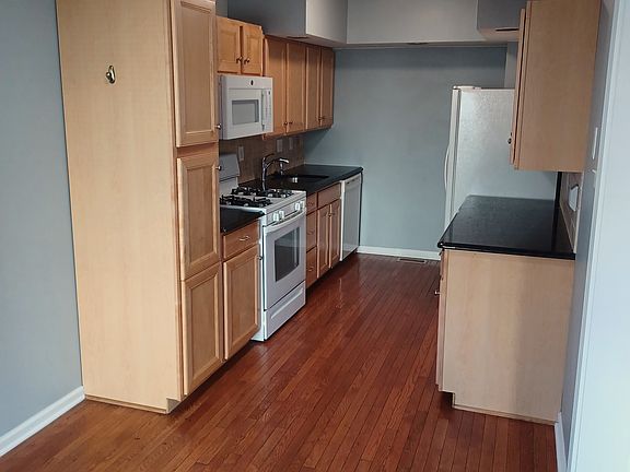 Eat in Kitchen with gas cooking, granite countertops