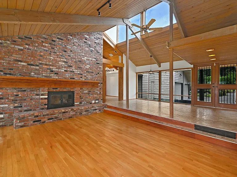 18307 NE 19th Pl — Photo 1