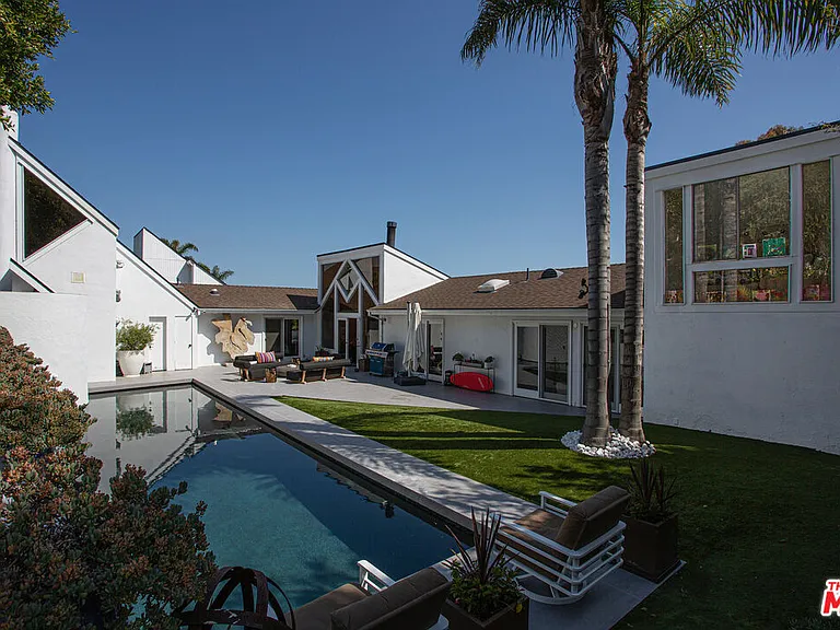 20521 Roca Chica Dr — Photo 2