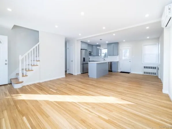 29 West Ave, Hicksville, NY 11801