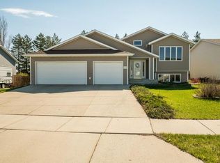 2712 10th Ave SE, Mandan, ND 58554