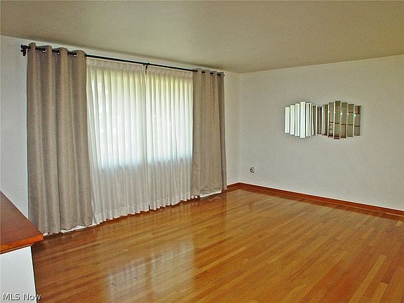 4th image of 911 Donegal Dr E