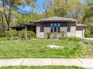 220 Hickory Ln, Pekin, IL 61554