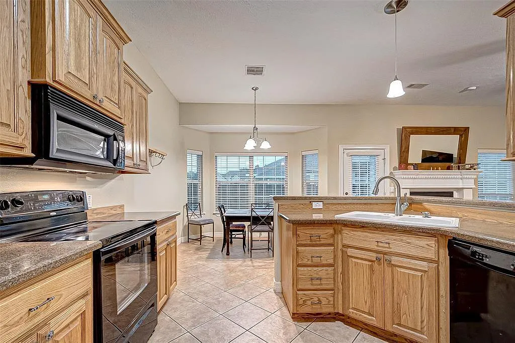 3 bed, 2.0 bath, 1764 sqft, $2,350 — Photo 3