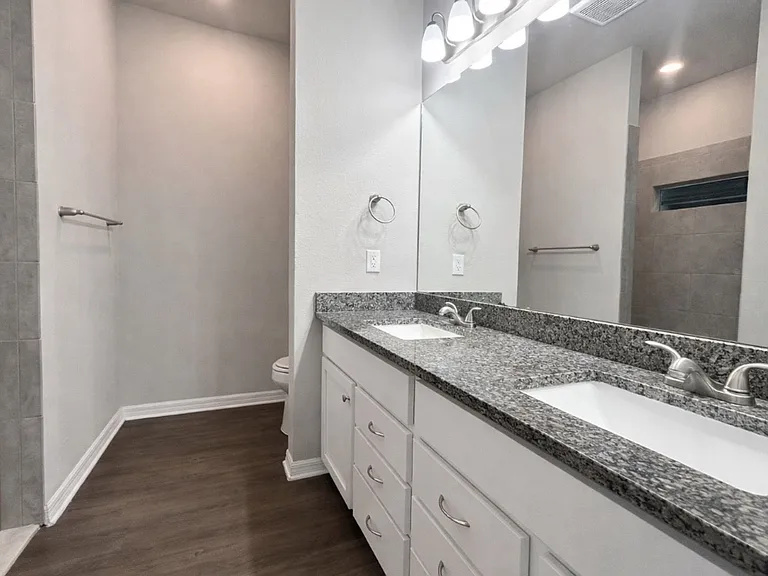 1843 NW 20th Pl — Photo 7