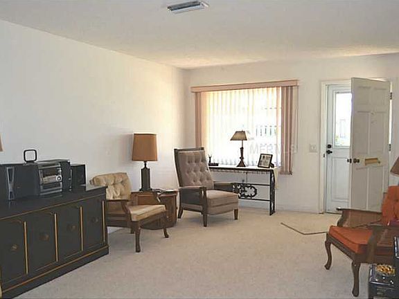 5th image of 9889 Lily St