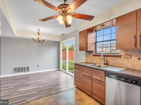 58 Blue Jay Dr, Clementon, NJ 08021