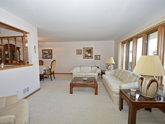 4th image of 18142 Vermont Ct