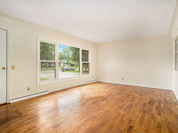 4th image of 120 Marigold Ave