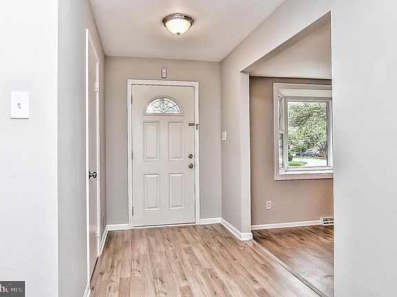 4th image of 9112 Vosger Ct