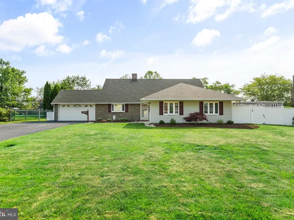 18 Steeplebush Rd, Levittown, PA 19056