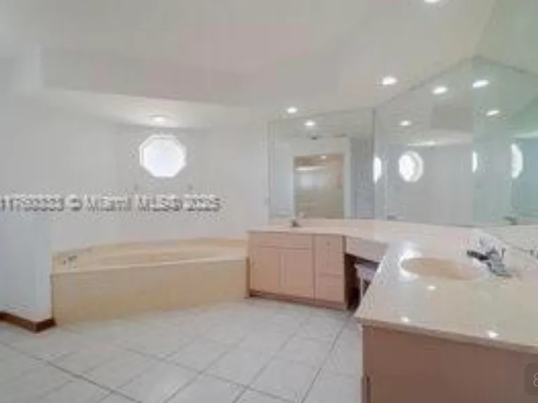 242 SE Duval Ave — Photo 7