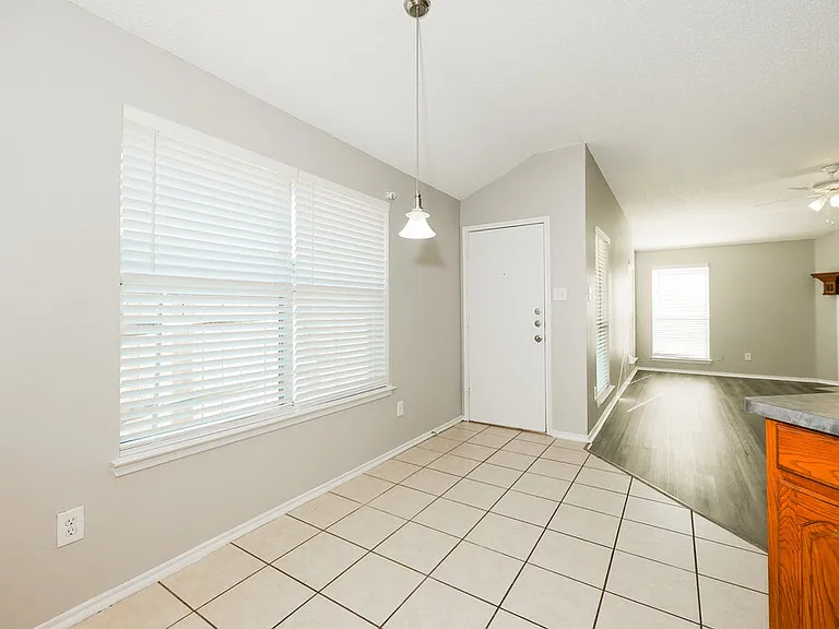 829 Clear Creek Dr — Photo 6