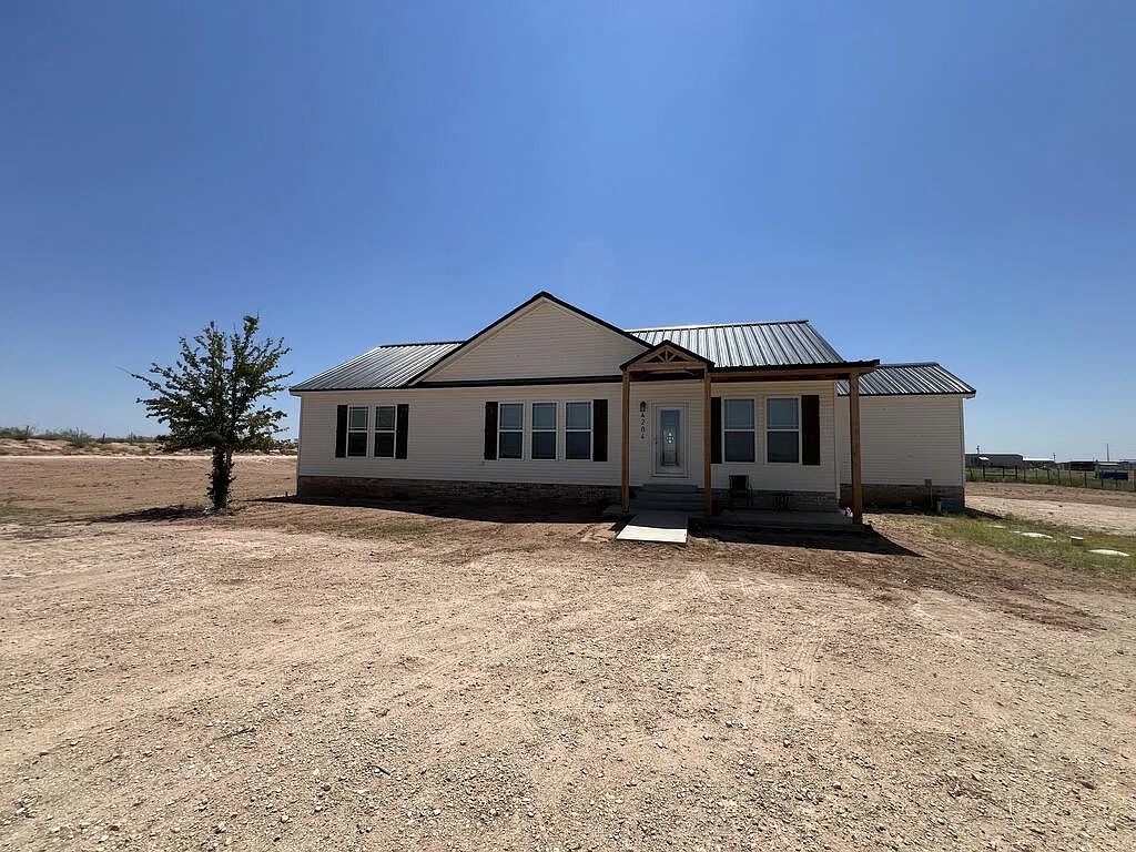 3 bed, 2.0 bath, 1950 sqft, $2,300 — Photo 1