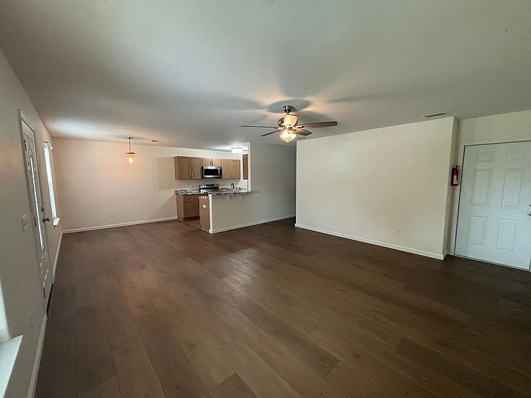 1379 Stratford Ave — Photo 6