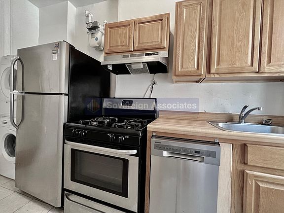 4th image of 121 La Salle St APT 18