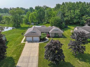 1279 Lake Valley Dr, Fenton, MI 48430