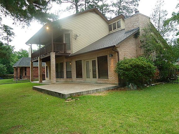 OVER 1/4 ACRE LOT, WROUGHT IRON FENCED BACK YARD