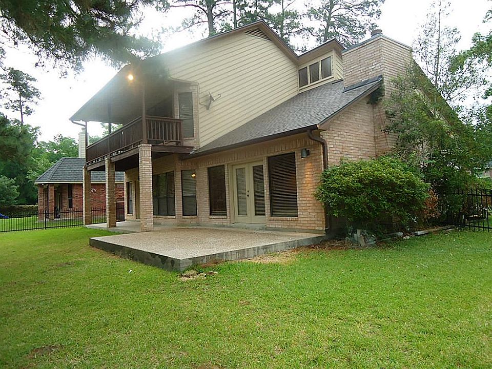 OVER 1/4 ACRE LOT, WROUGHT IRON FENCED BACK YARD
