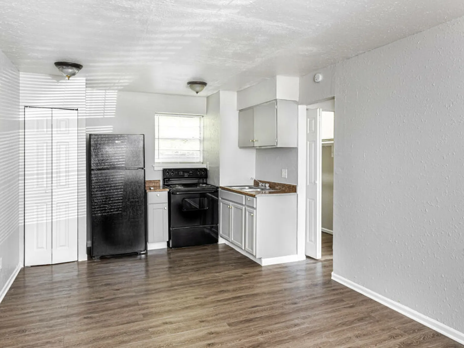 Pleasant Grove Apartments — Photo 2