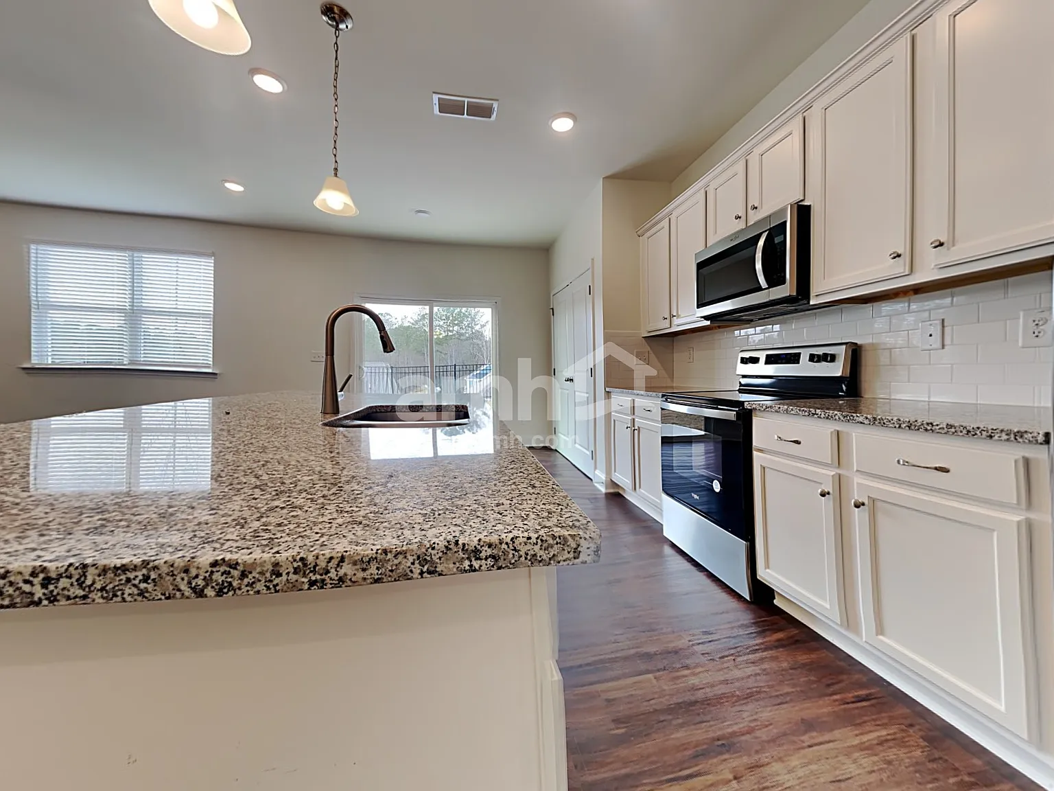 4 bed, 2.5 bath, 1977 sqft, $2,335 — Photo 4
