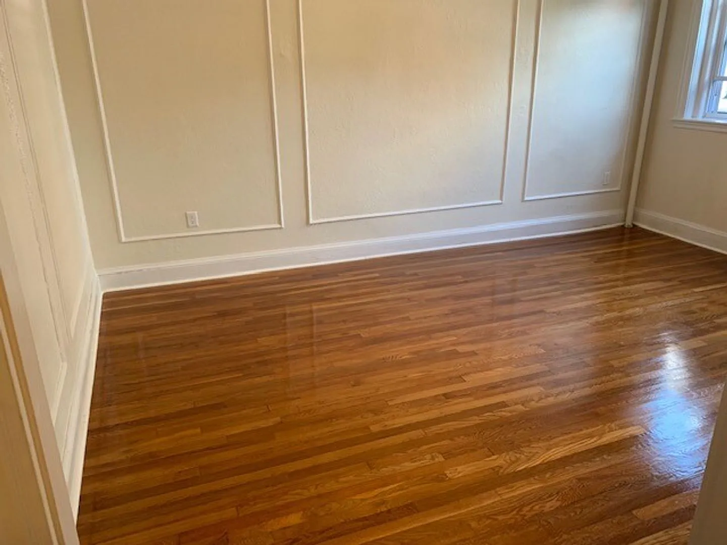 12/4 NO FEE! Spacious 2BR in elevator building, reno. kitchen — Photo 3