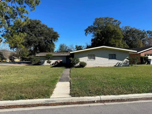 3250 Woodlawn Dr, Groves, TX 77619