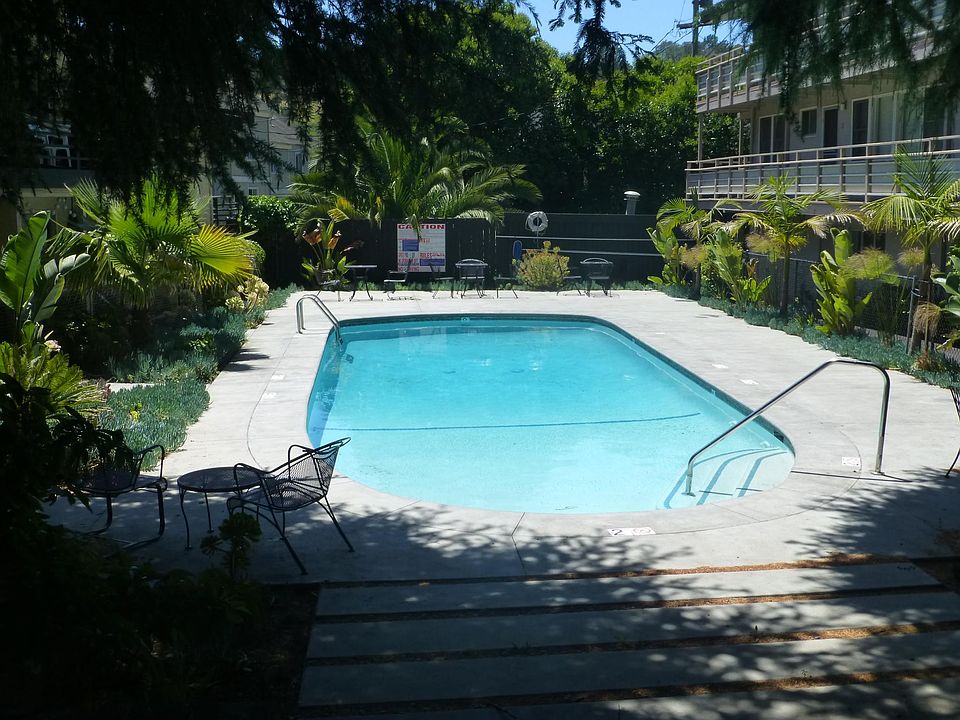 1st image of 19 Knoll Ln #4