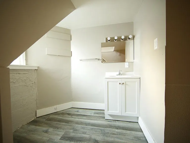 601 E 2nd Ave #4 — Photo 2
