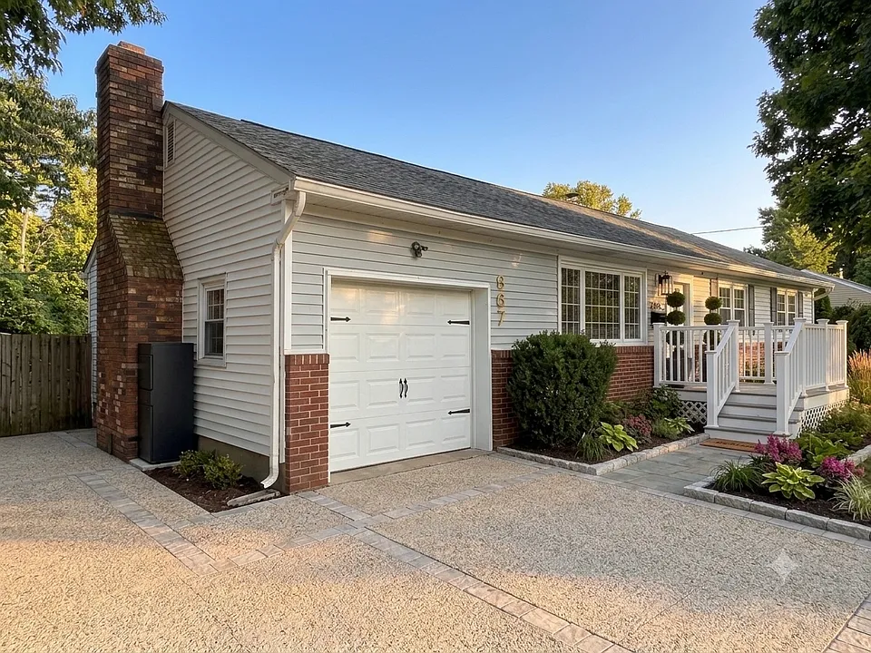 793 Bay Ave