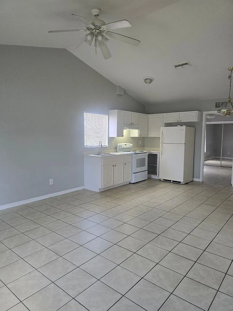 102 Drake St - 2 Bed, 1 Bath For Rent — Photo 2