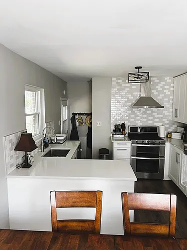 3129 King St Photo 1