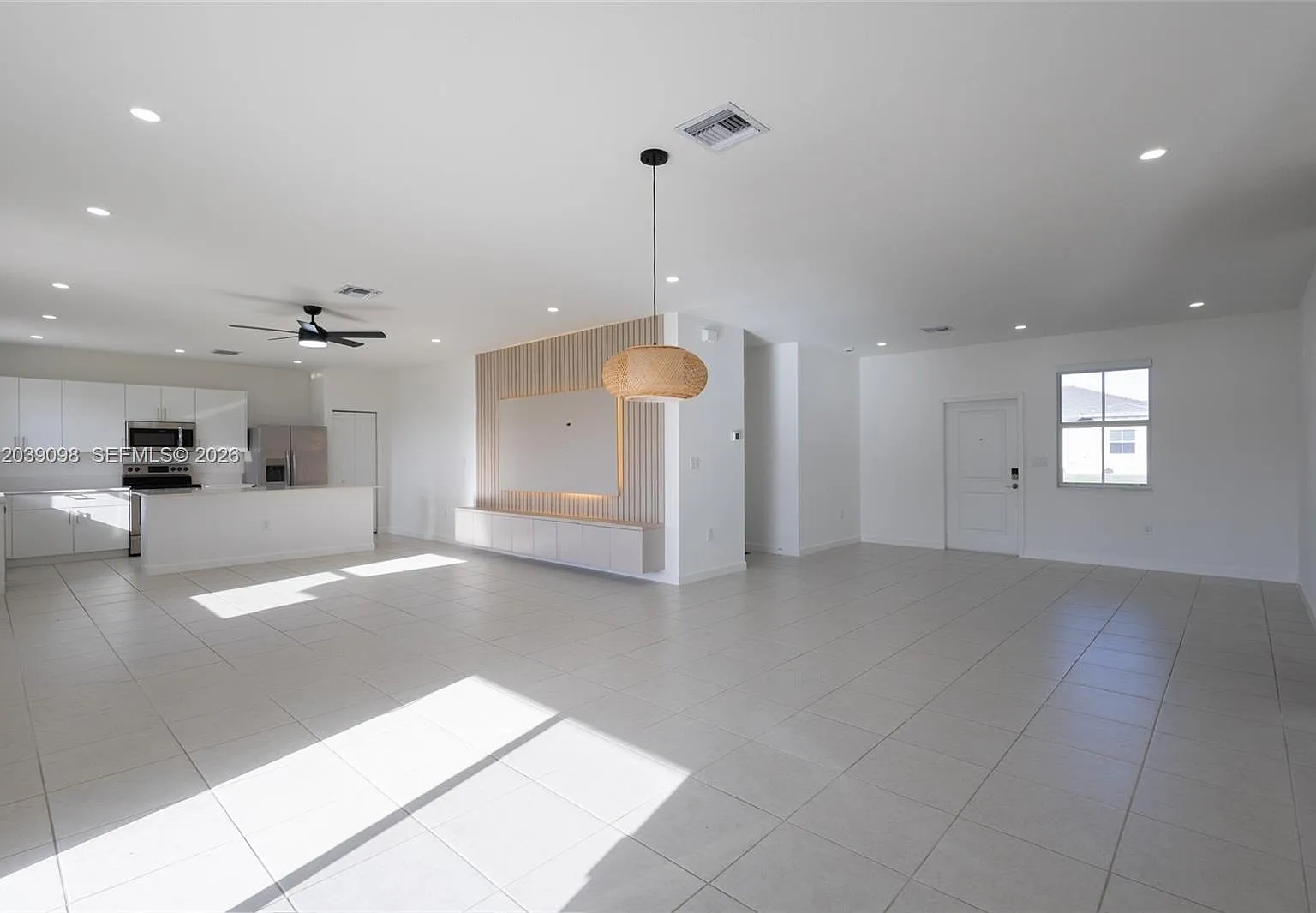 4 bed, 2.5 bath, 2569 sqft, $4,550 — Photo 2