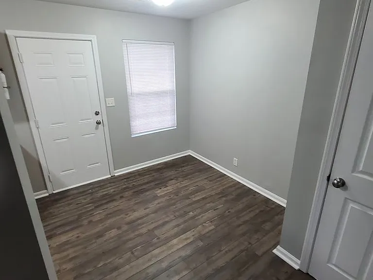 529 Railroad St — Photo 3
