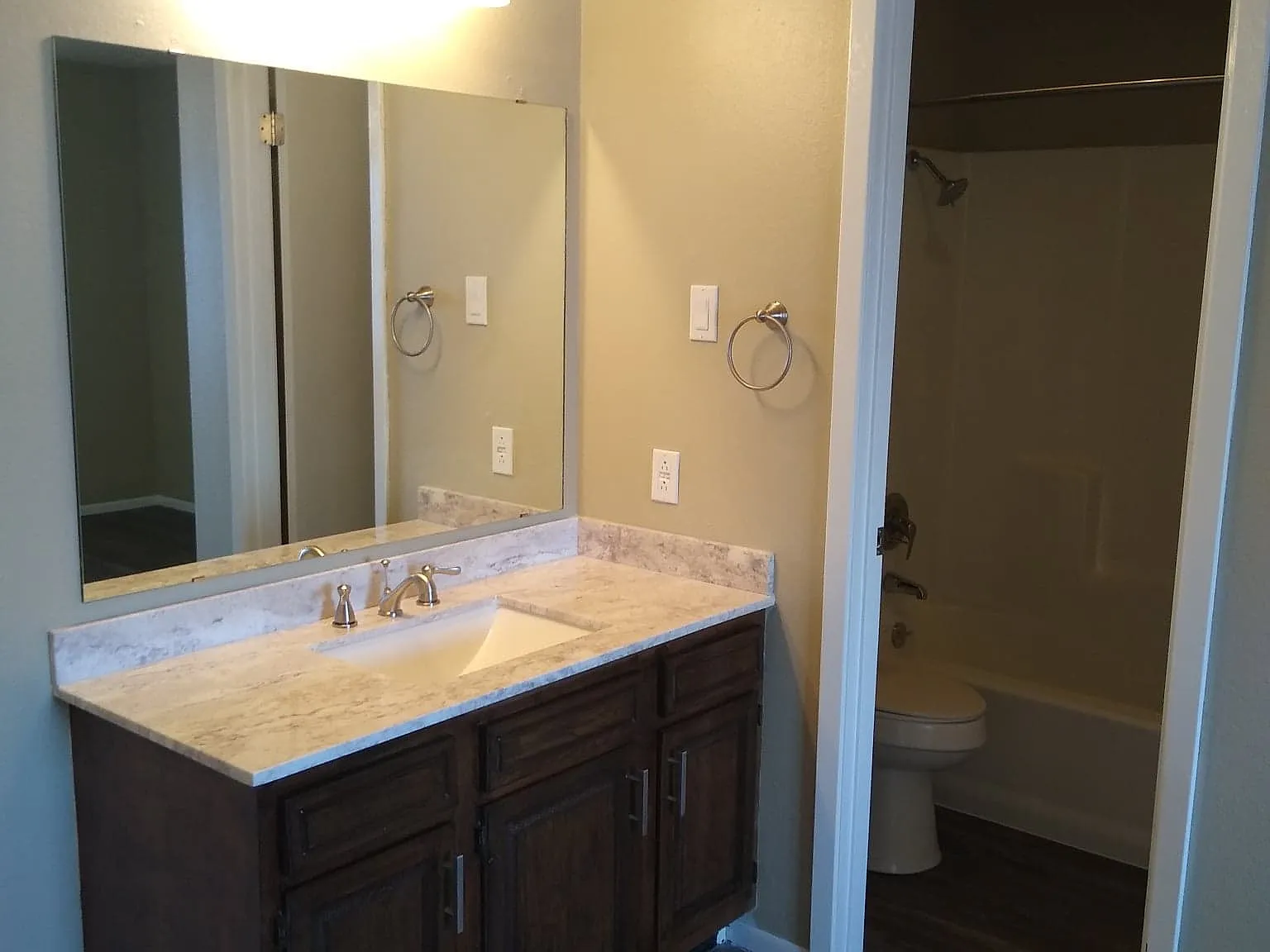 1 bed, 1.0 bath, 740 sqft, $850 — Photo 2