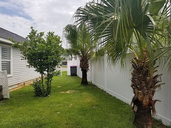 Fence with gate at garage