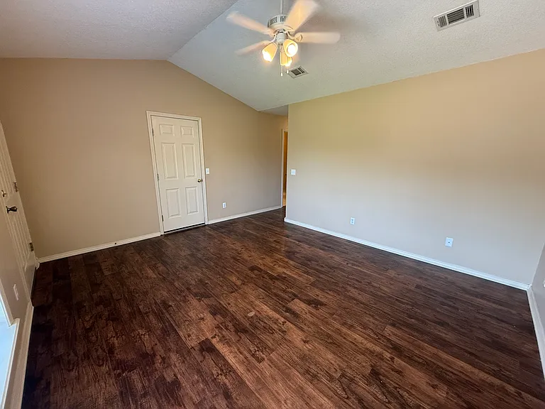 2618 W C St — Photo 3