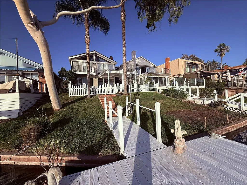 3 bed, 2.5 bath, 1860 sqft, $6,250 — Photo 1