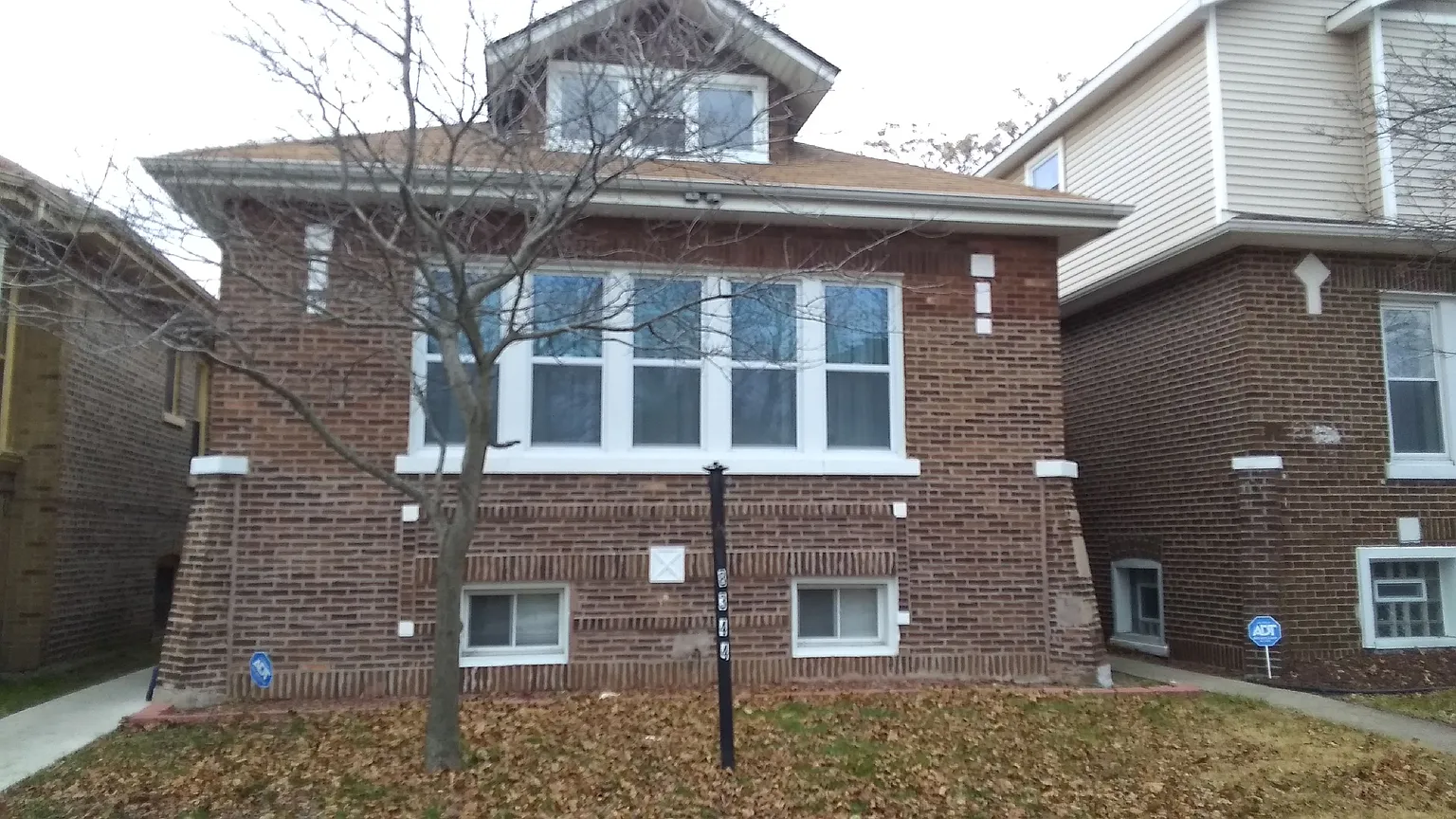 8344 S Paxton Ave photo 1