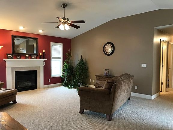 3rd image of 830 Peony Ln