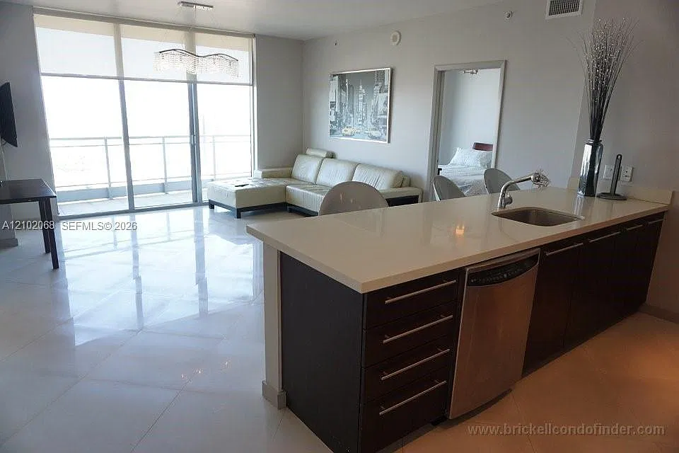 Ivy Condo — Photo 2