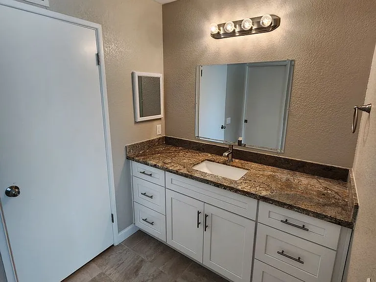 16598 Bernardo Oaks Dr — Photo 9