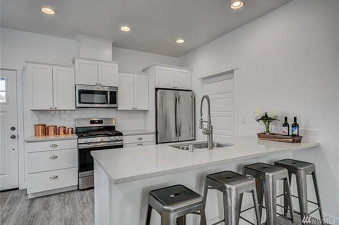 4 bed, 1900 sqft, $2,740 — Photo 2