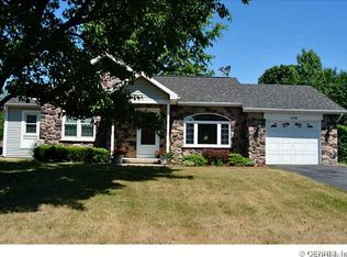 1236 Glen Carlyn Dr, Farmington, NY 14425
