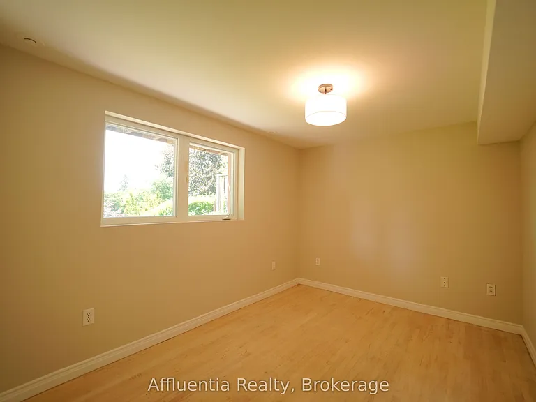 480 Elizabeth St — Photo 12