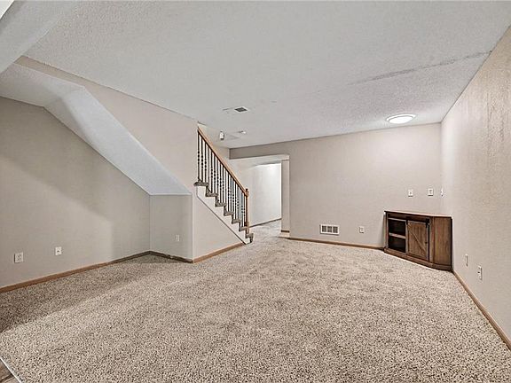 4th image of 210 Pointe Ln